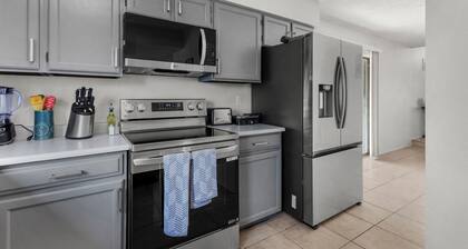 Comfy Home w/ Hot Tub and more! Home in Albuquerque, NM