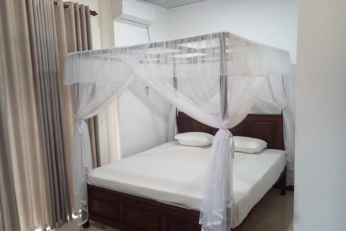 Habitación doble Deluxe, 1 cama King size | Ropa de cama hipoalergénica y caja de seguridad en la habitación