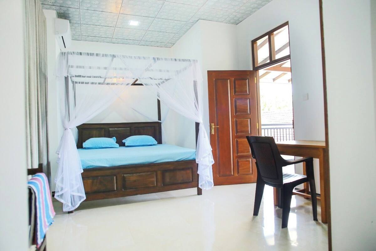 Deluxe Room | Hypo-allergenic bedding available, in-room safe, desk, laptop workspace