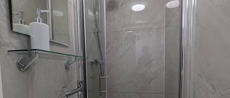 Haartrockner, Handtücher, Seife, Toilettenpapier