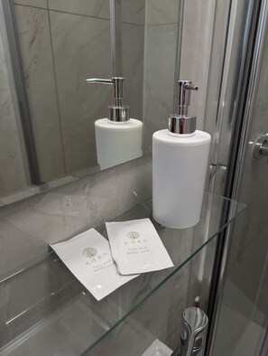 Secadora de cabello, toallas, jabón, papel de baño 