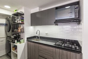 Réfrigérateur, four à micro-ondes, surface de cuisson, cafetière-théière