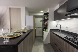 Réfrigérateur, four à micro-ondes, surface de cuisson, cafetière-théière