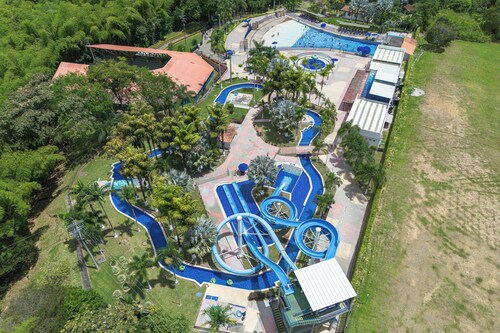 Endless Hot Water • A/C • Long-Term Stay • Pool, FREE Breakfast/BBQ • By Airport