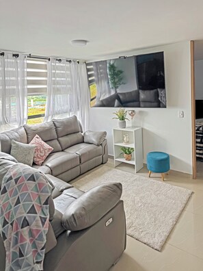 Smart TV, books, printers - Endless Hot Water • A/C • Long-Term Stay • Pool, FREE Breakfast/BBQ • By Airport (Pereira)