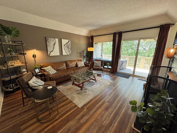 スマートテレビ、暖炉、テーブルサッカー台