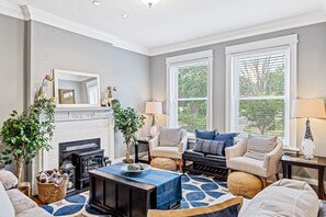 Smart-TV, Bücher, Arbeitsbereiche, Drucker