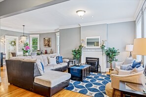 Smart TV, libros, oficina y impresora 