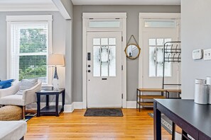 Smart TV, libros, oficina y impresora 