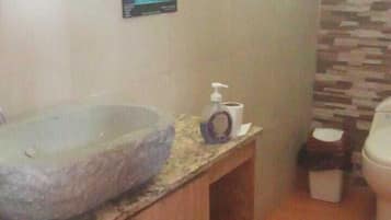 Een douche, gratis toiletartikelen, handdoeken, zeep