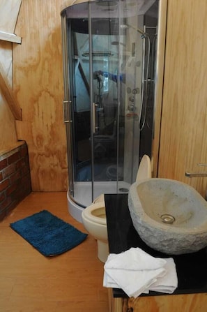 Dusche, kostenlose Toilettenartikel, Handtücher, Seife
