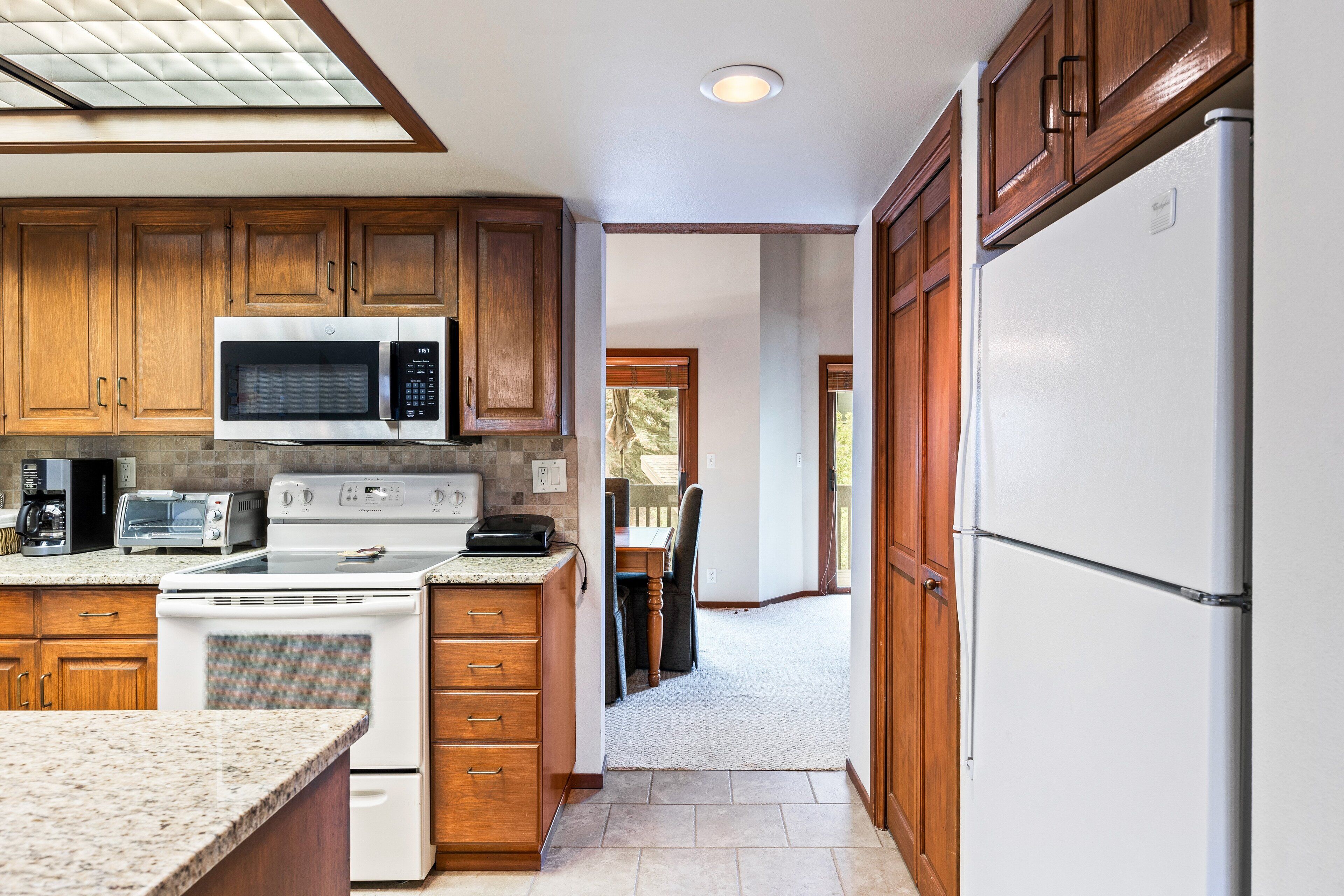 冷蔵庫、電子レンジ、オーブン、コンロ