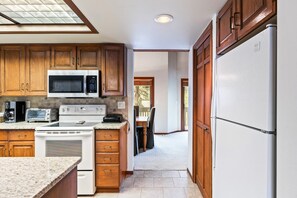 雪櫃、微波爐、焗爐、爐具