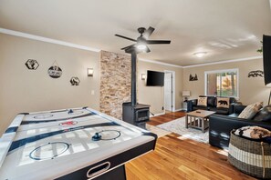 Smart TV, chimenea, futbolito y libros 