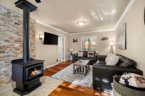 Smart TV, chimenea, futbolito y libros