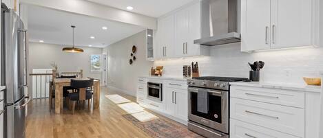 Køleskab, mikrobølgeovn, ovn, kogeplade