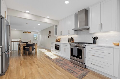 Luxury 5BR House, Hot Tub, Games, Movie Room & Yard