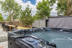 Outdoor dining - Luxury 5BR House, Hot Tub, Games, Movie Room & Yard (Denver)