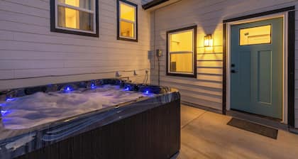 Spacious Family Haven ~ Hot Tub, Pool & Ping Pong, Movie Room!
