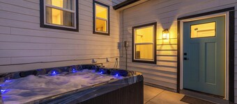 Spacious Family Haven ~ Hot Tub, Pool & Ping Pong, Movie Room!