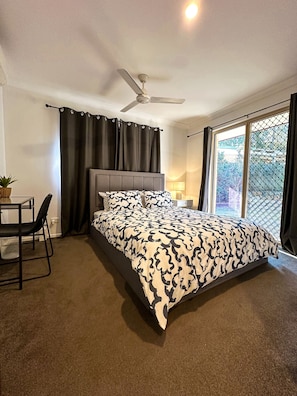 1 habitación, tabla de planchar con plancha, wifi gratis y ropa de cama