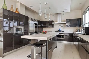 Fridge, oven, stovetop, dishwasher