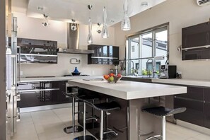 Fridge, oven, stovetop, dishwasher