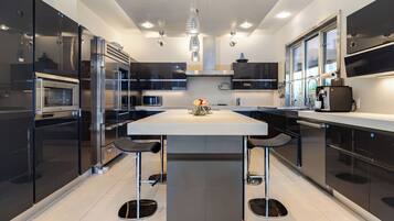 Coffee/tea maker, fridge, microwave, oven