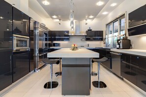 Fridge, oven, stovetop, dishwasher