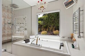 Regadera, tina de hidromasaje, secadora de cabello, bidet 
