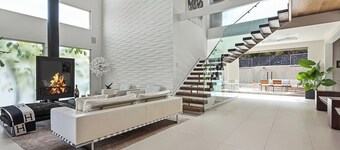 5BR Luxury Villa ,Tennis Court, Pool, Sauna - Steps from Sunset Plaza