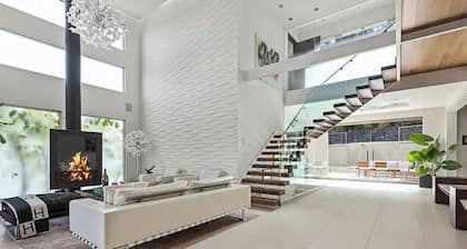 4BR Luxury Villa w/Tennis Court, Pool, Sauna - Steps from Sunset Plaza