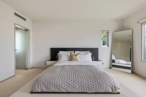 5 bedrooms, desk, iron/ironing board, travel cot