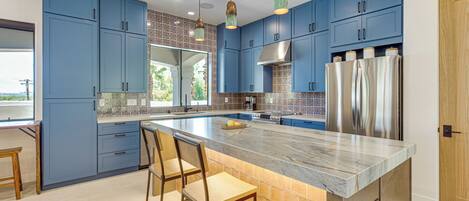 Fridge, microwave, stovetop, dishwasher