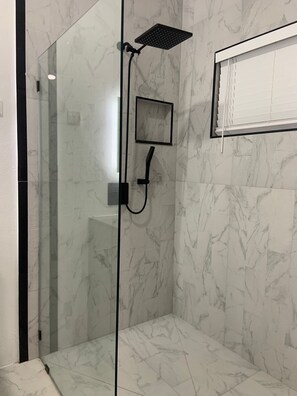 Dusche, Haartrockner, Handtücher, Seife