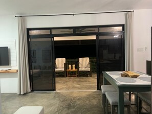 Outdoor dining - Ocean View Suite with Rooftop Lounge – Portland, Jamaica (Snow Hill)