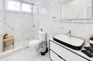 Dusche, Haartrockner, Handtücher, Seife