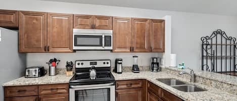 Køleskab, mikrobølgeovn, ovn, kogeplade