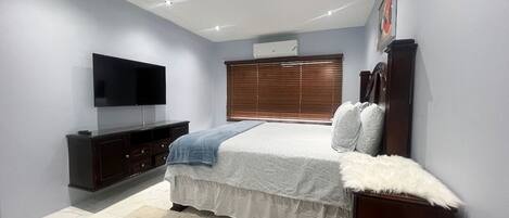 2 bedrooms, iron/ironing board, free WiFi, bed sheets