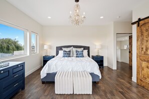 4 soverom, skrivebord, strykejern/-brett og wi-fi (inkludert)