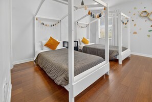 6 bedrooms, desk, iron/ironing board, travel cot