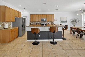 Fridge, microwave, oven, stovetop - 290 LF - BellaVida Cozy 6BR Pool Home (Kissimmee)