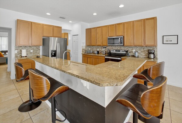 Fridge, microwave, oven, stovetop - 290 LF - BellaVida Cozy 6BR Pool Home (Kissimmee)