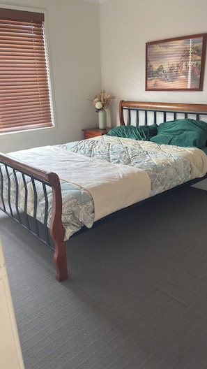 4 habitaciones, tabla de planchar con plancha, internet y ropa de cama