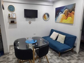 Departamento básico, vista al patio | Sala de estar | Televisión de pantalla plana 