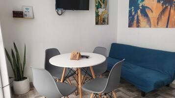 Basic Apartment, Courtyard View | Dining room