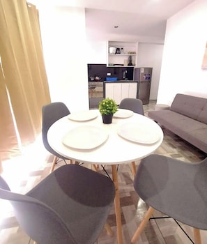Familienapartment, Balkon, Stadtblick | Esszimmer