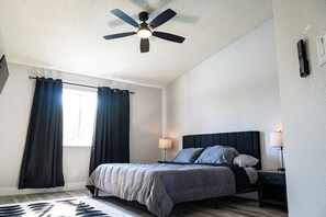 4 bedrooms, iron/ironing board, WiFi, bed sheets - Relaxing Oasis: 4BR, 2BA with Pool & Hot Tub (Las Vegas)