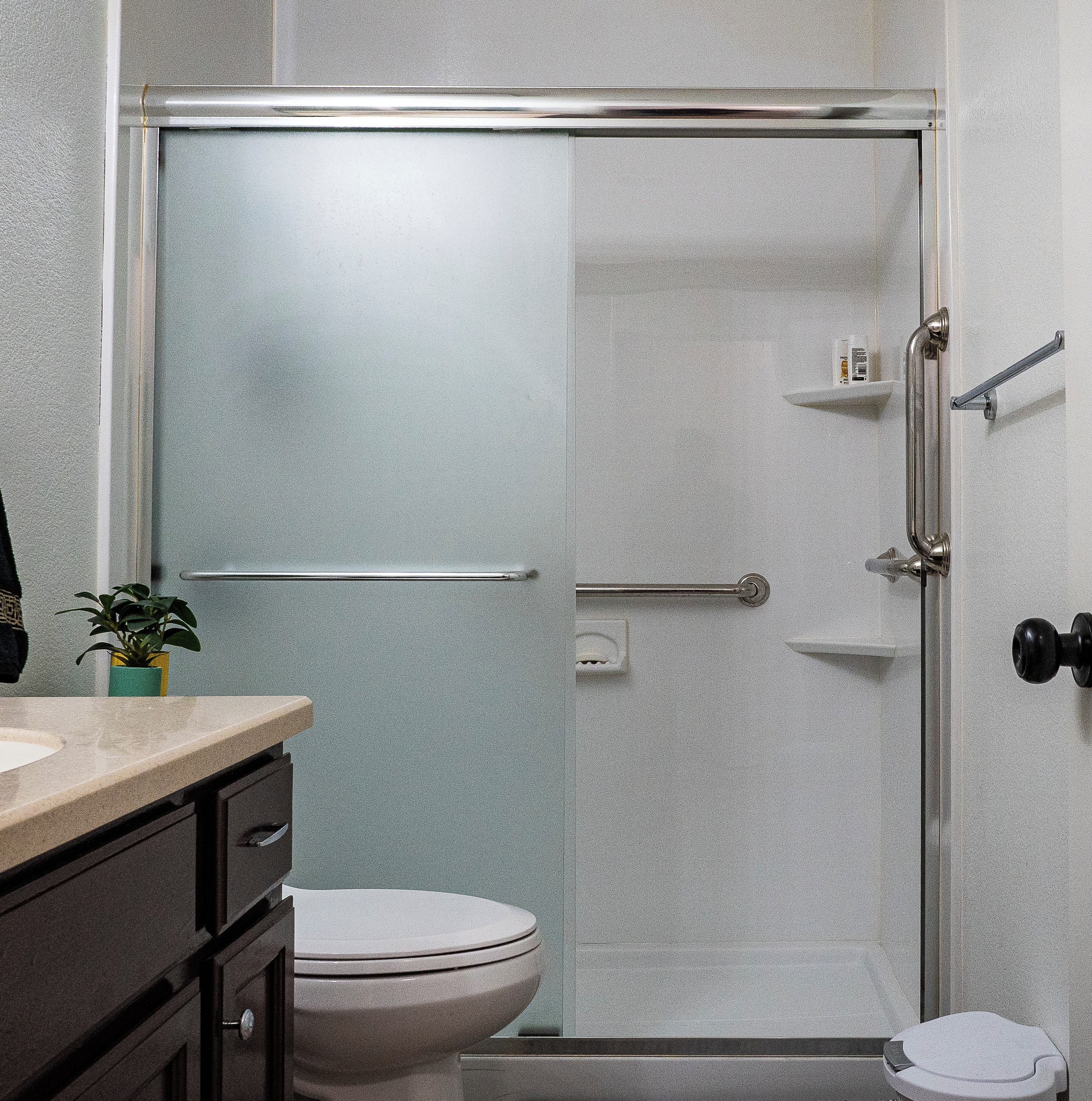 Hiustenkuivaaja, pyyhkeet, vessapaperi