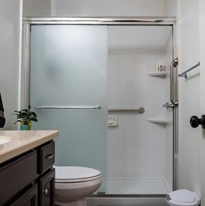 Hiustenkuivaaja, pyyhkeet, vessapaperi